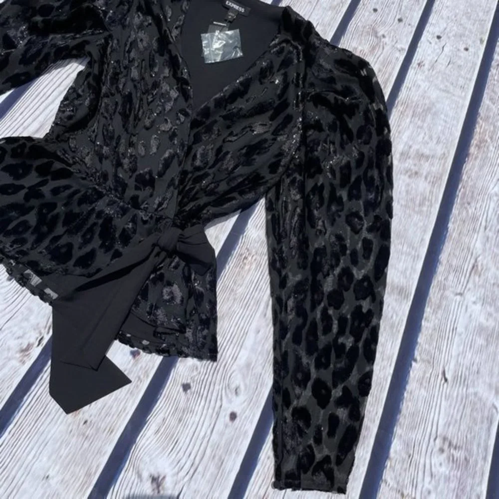 EXPRESS Metallic Leopard Wrap Front Bow Top Small - Picture 4 of 10